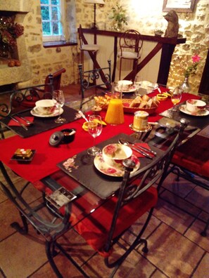 Dining - Charming bed and breakfast near the town of ALENCON 6 KM (Pacé)