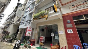 A storefront with a sign that reads 'Thang' and a visible entrance. - Hotel O Asti Residence 1 (Surabaya)