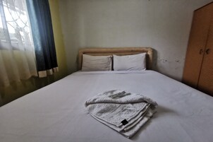 Deluxe Double Room | Laptop workspace, free WiFi, bed sheets