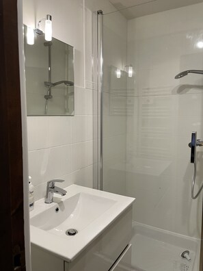 Hair dryer, towels, soap, shampoo - Studio 4 Personnes Plein sud 32 M2 , Idéal Pour une Famille Avec 2 Enfants (Orcières)