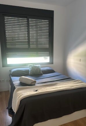 Basic Double Room | Free WiFi - Rupestre  (Madrid)