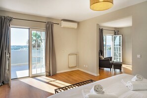 11 habitaciones, tabla de planchar con plancha, cuna de viaje y wifi