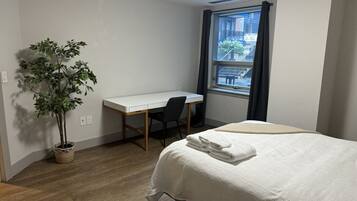 1 dormitorio, tabla de planchar con plancha, wifi y ropa de cama