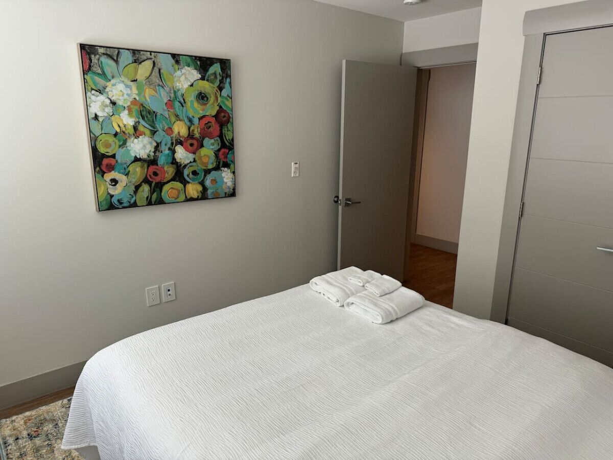 2 quartos, escrivaninha, ferros/tábuas de passar roupa, berço de viagem