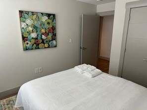 2 soverom, skrivebord, strykejern/-brett og reiseseng for barn