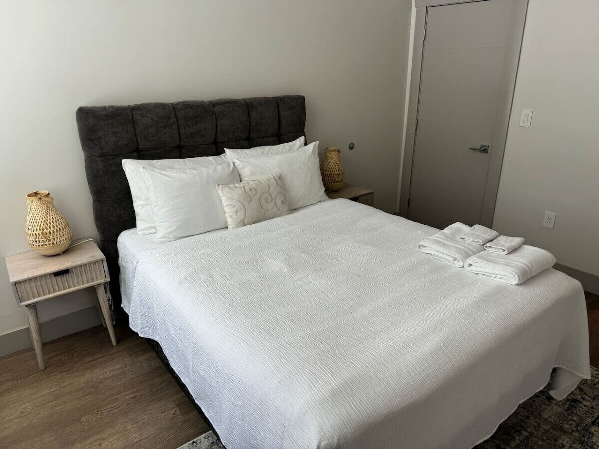 2 bedrooms, desk, iron/ironing board, travel crib