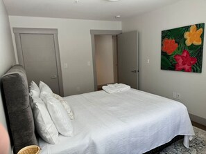 2 Schlafzimmer, Schreibtisch, Bügeleisen/Bügelbrett, Reisekinderbett