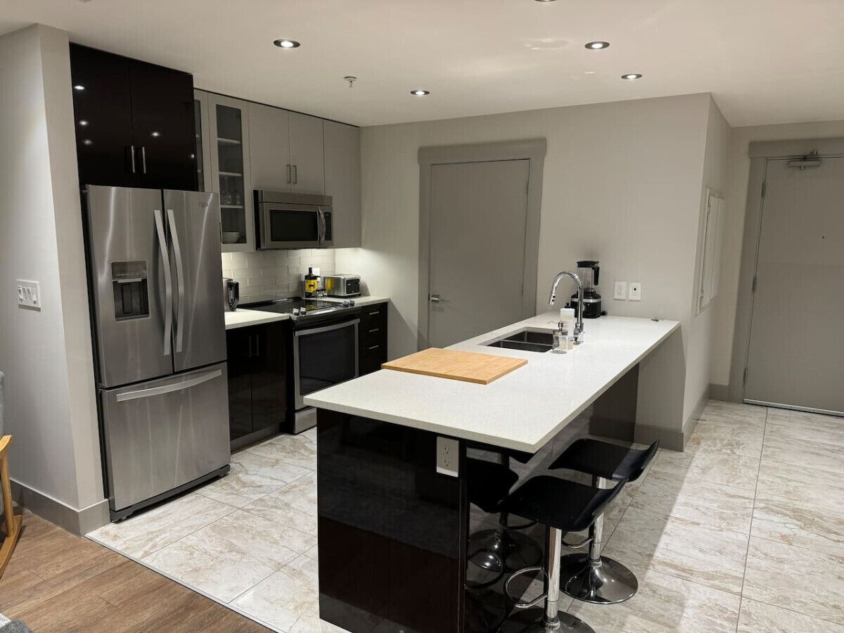 Jääkaappi, mikroaaltouuni, uuni, liesi