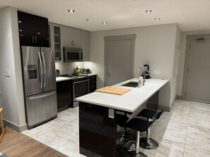 雪櫃、微波爐、焗爐、爐具