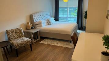 2 quartos, escrivaninha, ferros/tábuas de passar roupa, berço de viagem