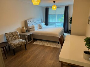 2 Schlafzimmer, Schreibtisch, Bügeleisen/Bügelbrett, Reisekinderbett