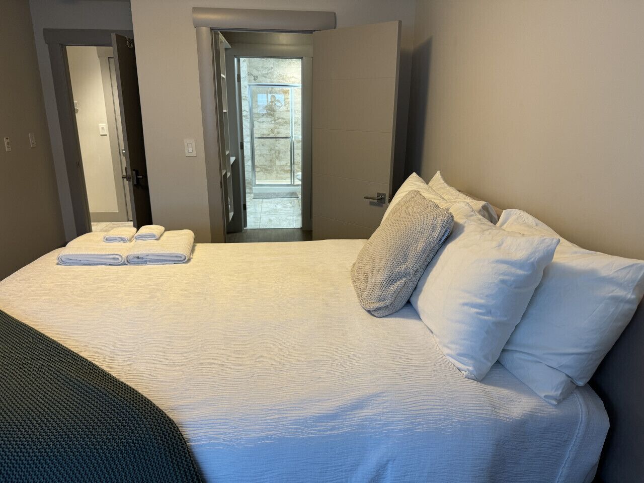 2 bedrooms, desk, iron/ironing board, travel cot