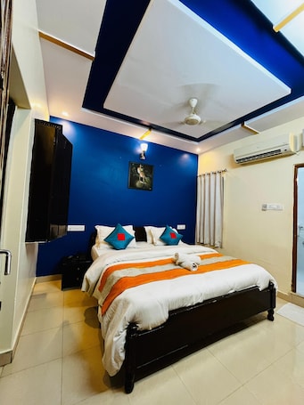 Family Suite | In-room safe, laptop workspace, soundproofing, iron/ironing board