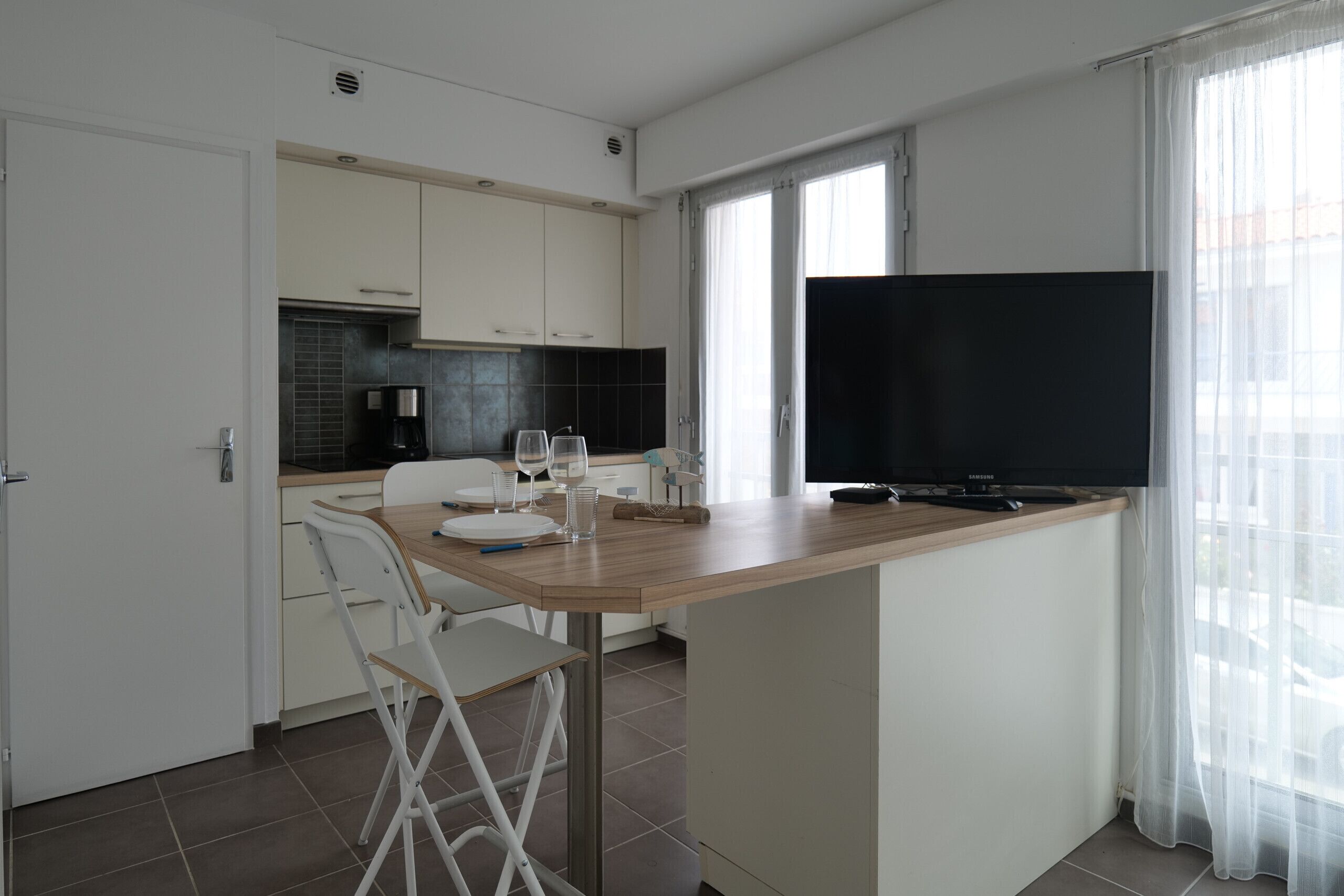 Kühlschrank, Mikrowelle, Wasserkocher mit Kaffee-/Teezubehör