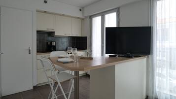 Réfrigérateur, micro-ondes, cafetiÚre/bouilloire, bouilloire électrique