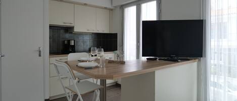 Kühlschrank, Mikrowelle, Wasserkocher mit Kaffee-/Teezubehör