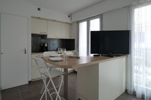 Jääkaappi, mikroaaltouuni, kahvin-/teenkeitin, vedenkeitin