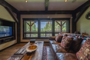 ハウス ベッド (複数台) パティオ マウンテンビュー (Chateau Fortine) | リビング エリア | 42 インチの薄型テレビ (デジタル放送視聴可)