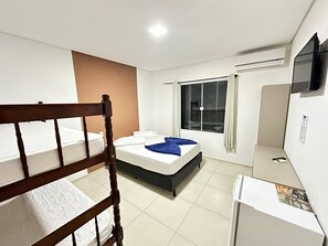 Desk, laptop workspace, free WiFi - Pousada 4 Estações - By Bel (Penha)