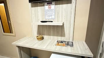 Schreibtisch, laptopgeeigneter Arbeitsplatz, kostenloses WLAN