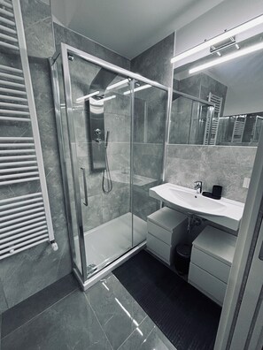 Luxury Apartment, 2 Bedrooms, 2 Bathrooms | Bathroom | Shower, free toiletries, hair dryer, bathrobes - Farini House - apartment in Modena (Modena)
