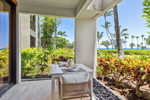 Outdoor dining - Gorgeous, Fully Remodeled Oceanfront Condo (Kamuela)