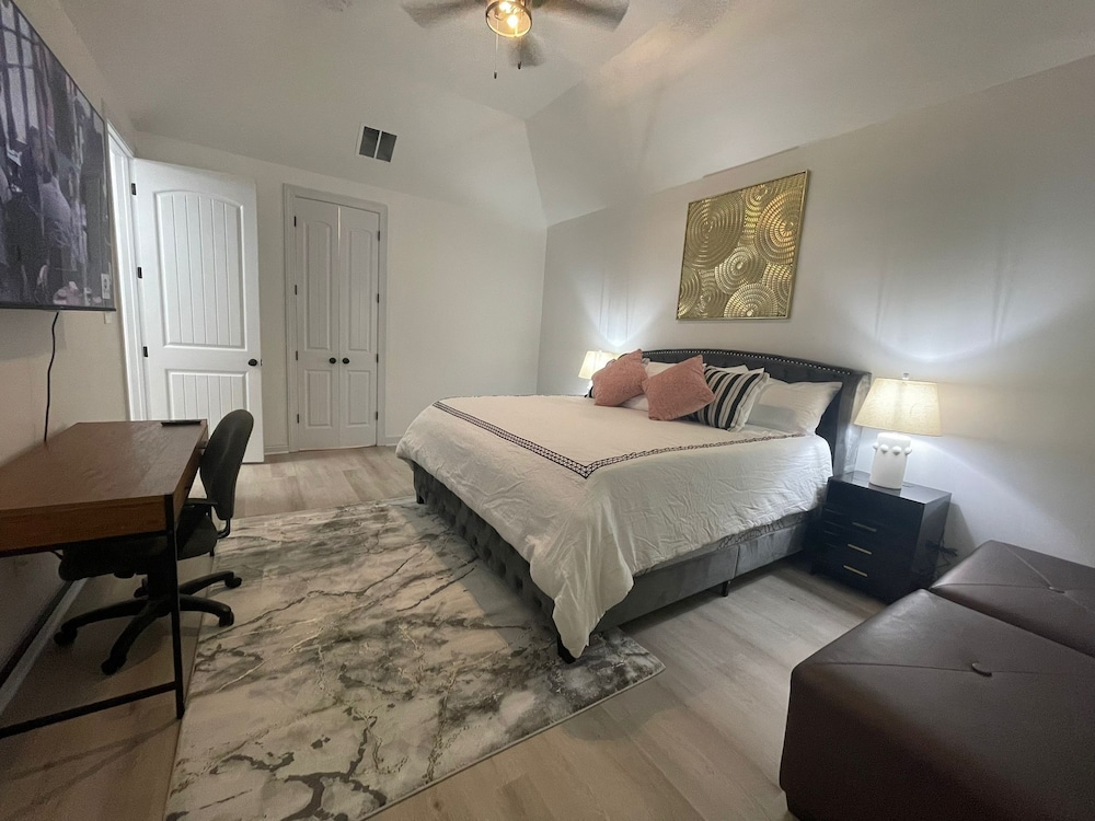 Spacious 5bedroom house in Cordova with AC and high speed WiFi