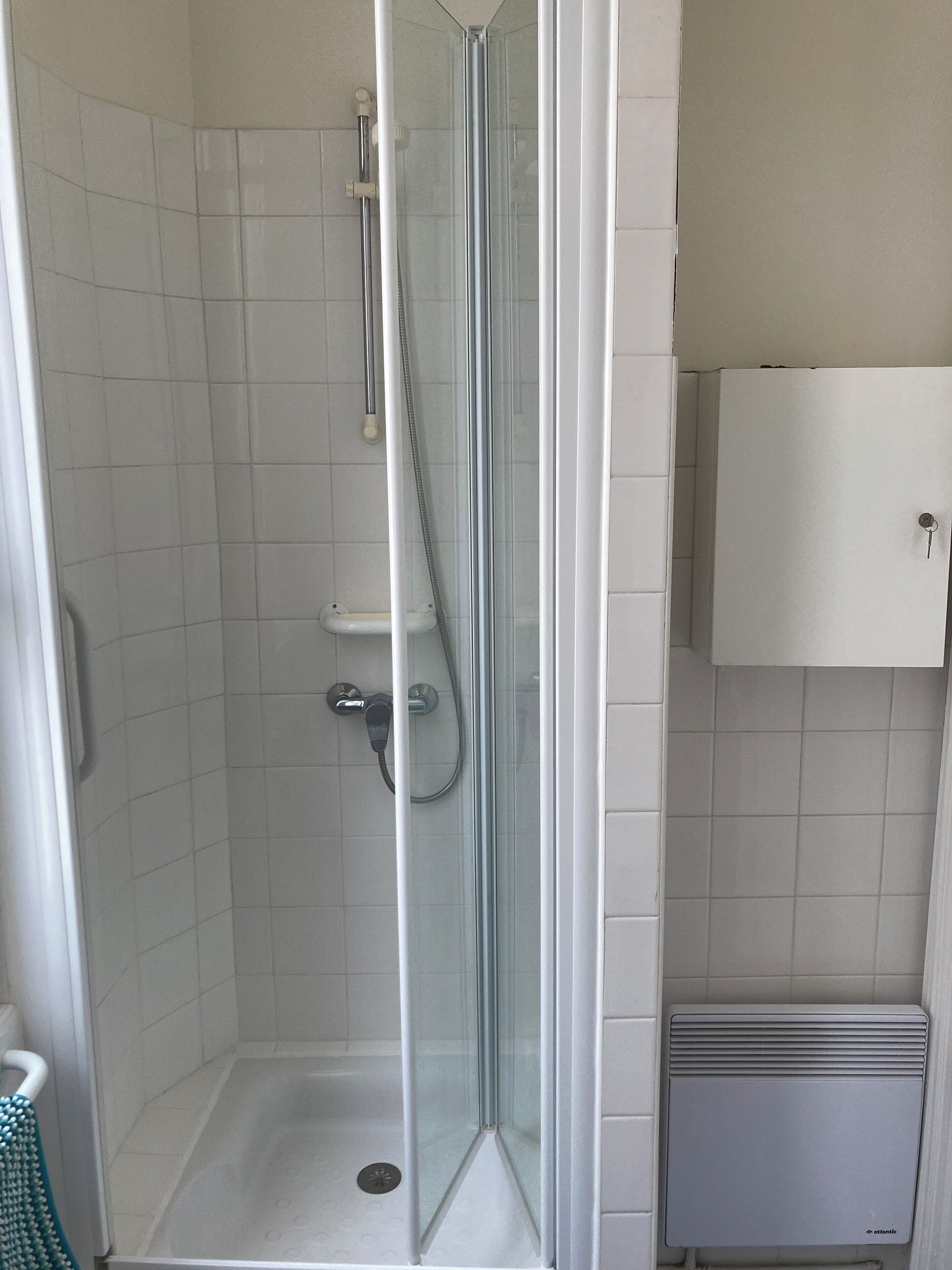 Dusche, Haartrockner, Handtücher, Toilettenpapier