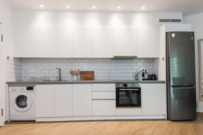 Full-sized fridge, oven, stovetop, toaster - Kipseli New Modern Cosy Apts Apt No 3 (Athens)