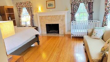 3 bedrooms, desk, iron/ironing board, travel crib