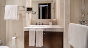 Dusche, Haartrockner, Bidet, Handtücher