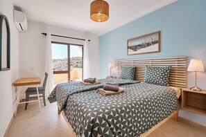 2 soverom, skrivebord, strykejern/-brett og wi-fi