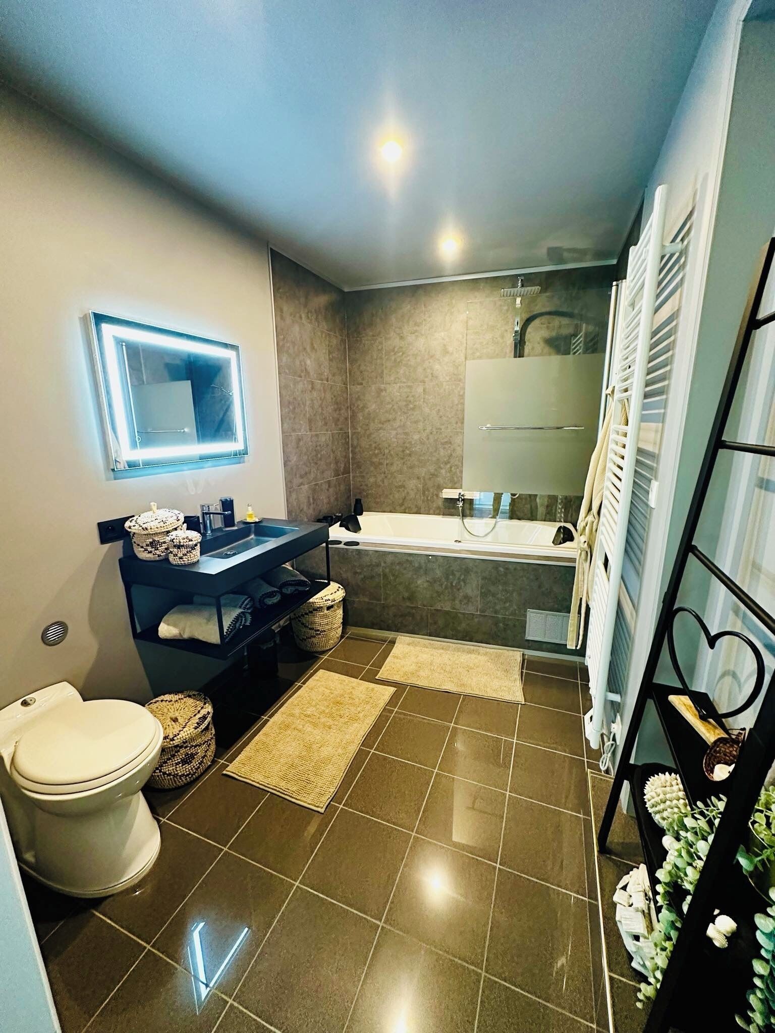 Jetted tub, hair dryer, towels, soap