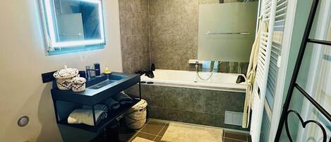 Banheira de hidromassagem, secador de cabelo, toalhas de banho, sabonete