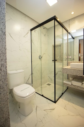 Máy sấy tóc, áo choàng tắm 