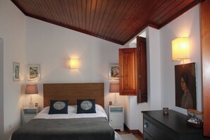 Individually decorated, individually furnished, laptop workspace - Quinta dos Anjos (Santarém)