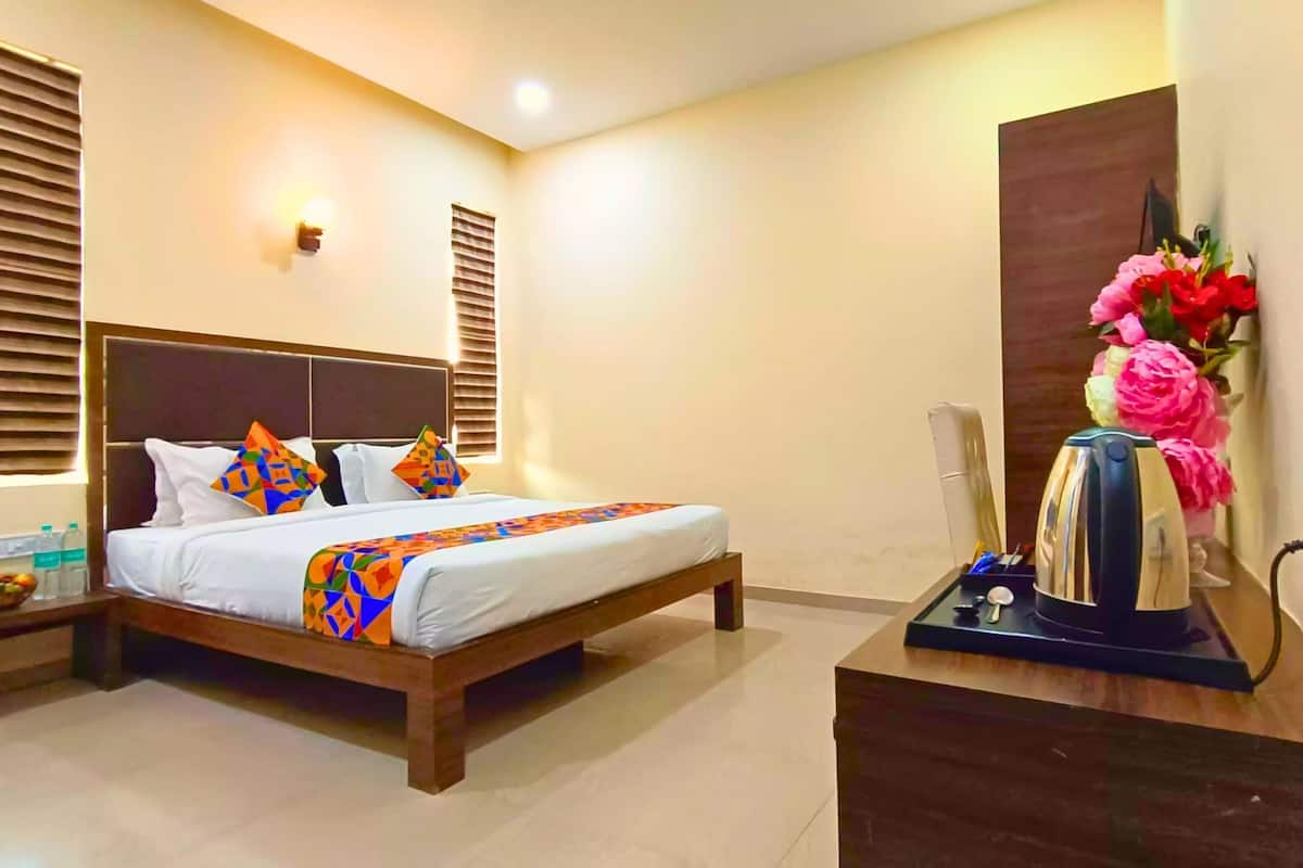 Deluxe Room, City View | 1 bedroom, desk, free WiFi