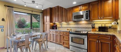 Geladeira, micro-ondas, cooktop, lava-louças