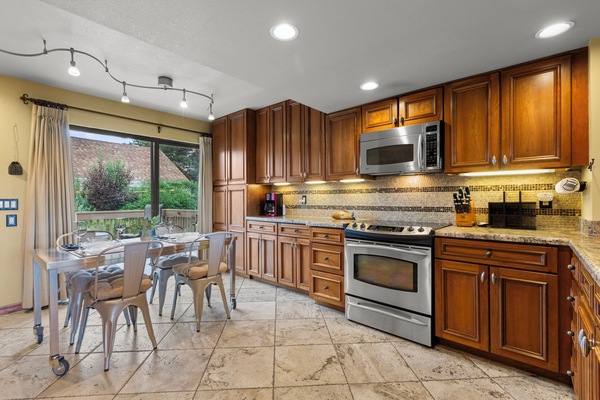 Réfrigérateur, micro-ondes, plaque de cuisson, lave-vaisselle