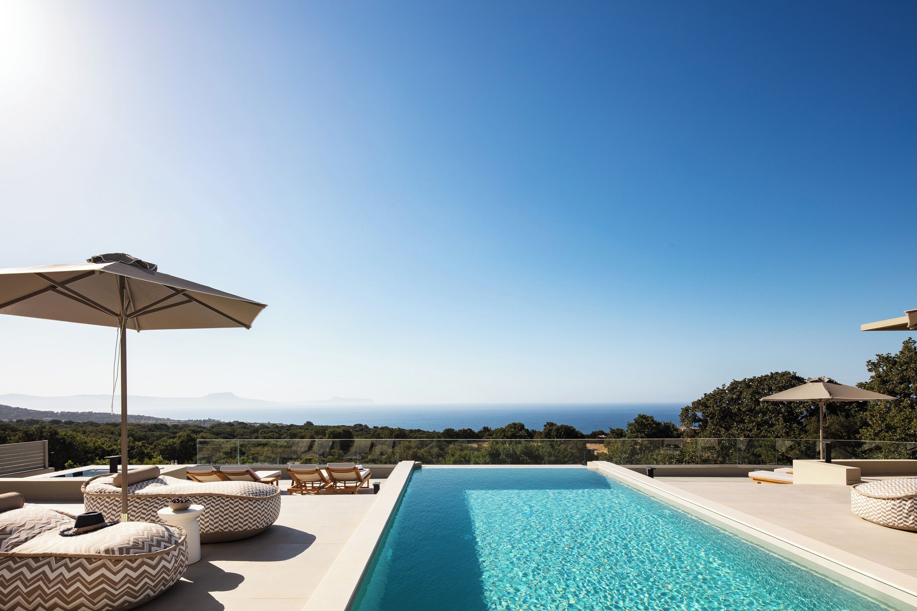 Utendørsbasseng og et oppvarmet basseng