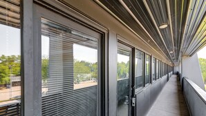 Ein Korridor mit großen Fenstern und Metalldecke.