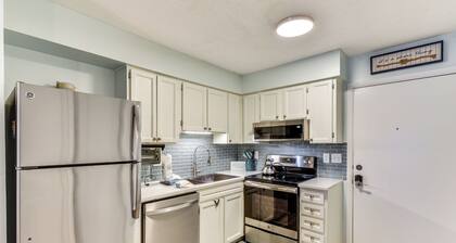 1/2 Mi to Folly Field Beach: Condo w/ 2 Pools