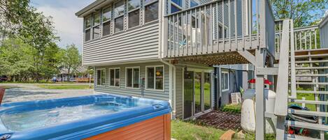 Ein zweistöckiges Haus mit Whirlpool und Terrasse.