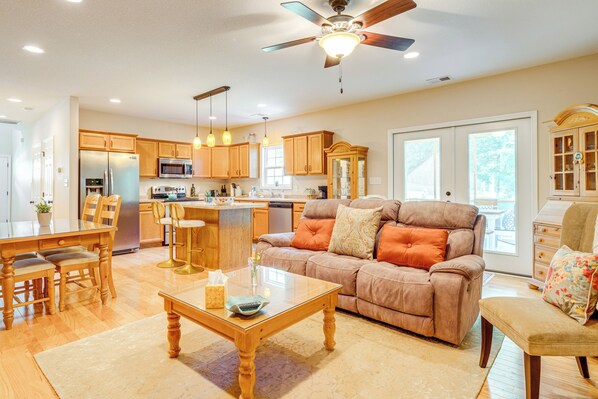 TV, books - Candler Home w/ Porch & Backyard: Near Asheville! (Candler)