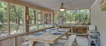 Near Edisto Beach State Park: Home w/ Lanais!