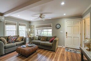 Interior - Mt Dora Garden Cottage w/ Patios, Walk to Downtown (Mount Dora)