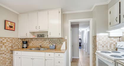 Sunny Warner Robins Home ~ 1 Mi to Robins Afb!