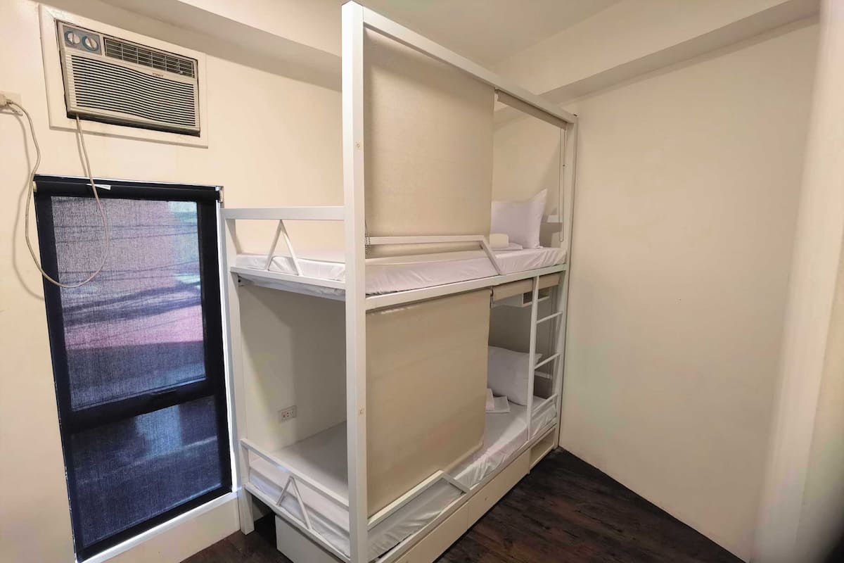 Premium bedding, minibar, free WiFi, bed sheets
