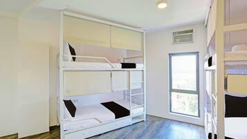 Premium bedding, minibar, free WiFi, bed sheets