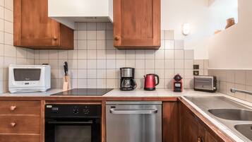 Een koelkast, een magnetron, een oven, een vaatwasser